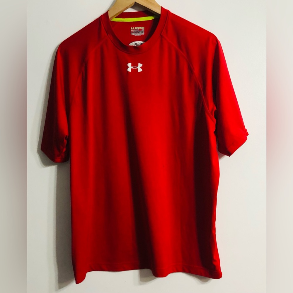Under Armour men’s shirt crewneck heat gear loose pull over red.M